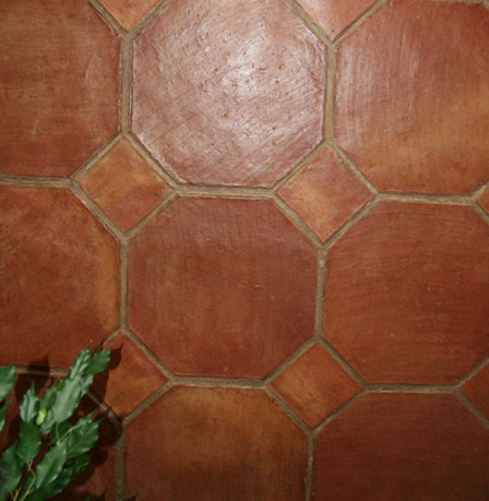 Bild 3: Handgefertigte achteckige Bodenplatten
